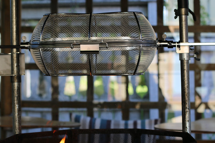 Grillkorb für elektrischen Drehspieß für deinen Polar Grill. Jetzt auf www.kotagrills.de bestellen.