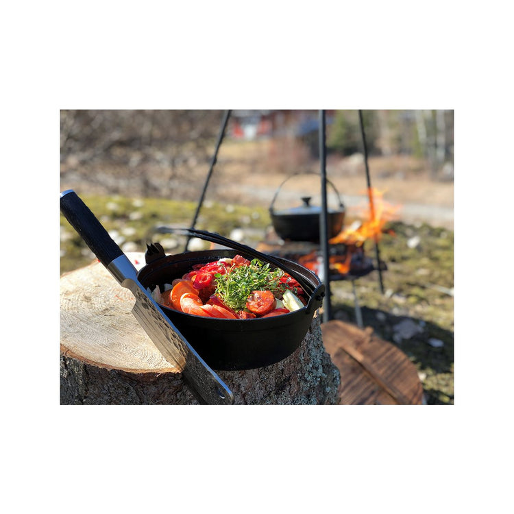 Topf aus Gusseisen, Gusseisentopf 2,7 Liter für Grill, Ofen und Lagerfeuer. Mit Holz- und Glasdeckel. Auf www.kotagrills.de günstig kaufen.