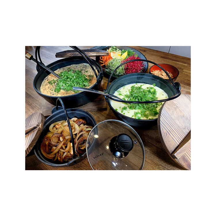 Topf aus Gusseisen, Gusseisentopf 1,8 Liter für Grill, Ofen und Lagerfeuer. Mit Holz- und Glasdeckel. Auf www.kotagrills.de günstig kaufen.