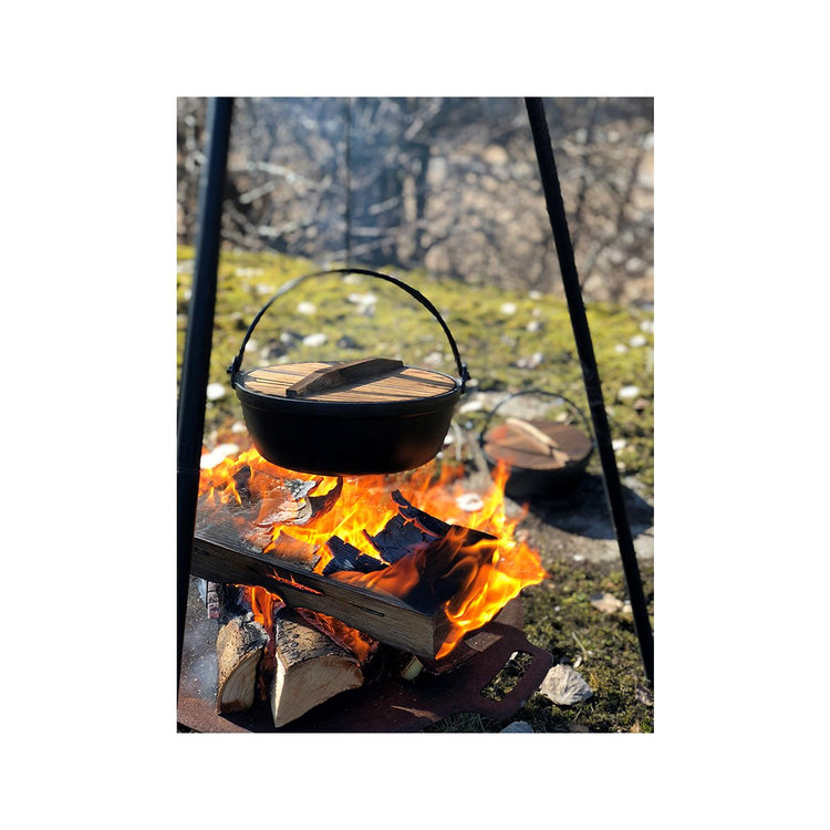 Topf aus Gusseisen, Gusseisentopf 2,7 Liter für Grill, Ofen und Lagerfeuer. Mit Holz- und Glasdeckel. Auf www.kotagrills.de günstig kaufen.